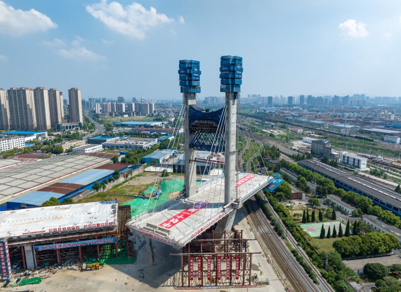湖北省襄陽市環(huán)線提速改造工程跨襄陽北編組站大橋T3主墩順利實(shí)現(xiàn)轉(zhuǎn)體。