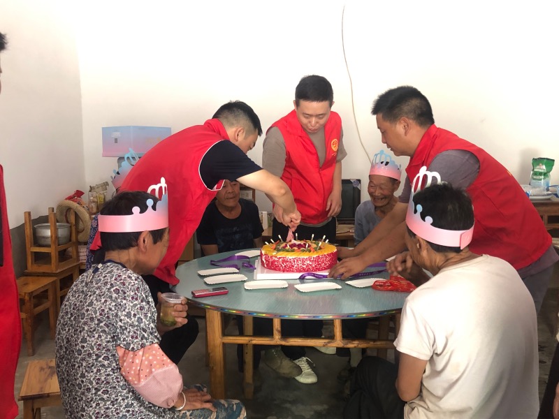 桂花坪村兩委、駐村工作隊(duì)組織志愿者和村民一起為留守老人過生日。