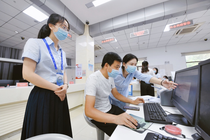 幫辦代辦人員幫助前來辦事的群眾。葉東輝攝
