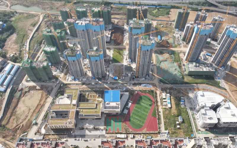 中法生態(tài)城新天還建社區(qū)全封頂。