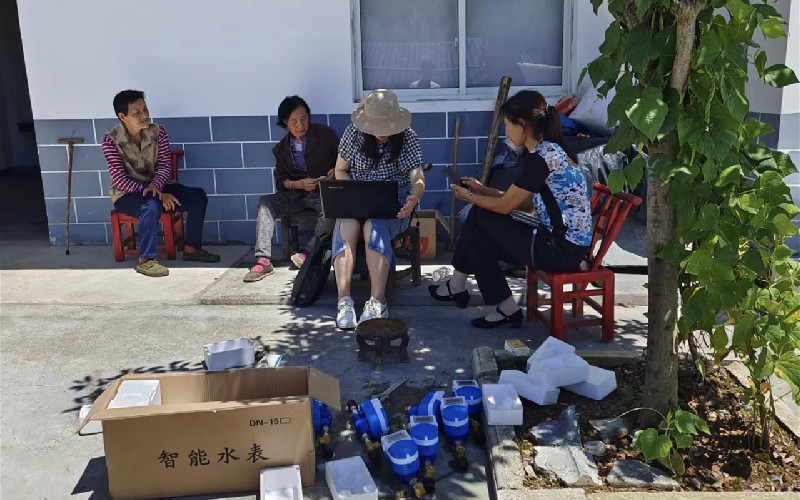 作人員在新佛寺村為群眾上門安裝智能水表。范禹攝
