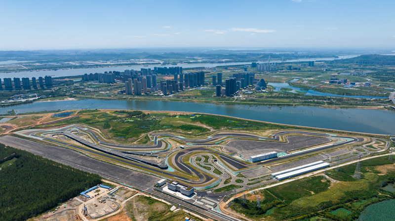 8月5日，武漢智能網(wǎng)聯(lián)汽車測試場項目竣工。