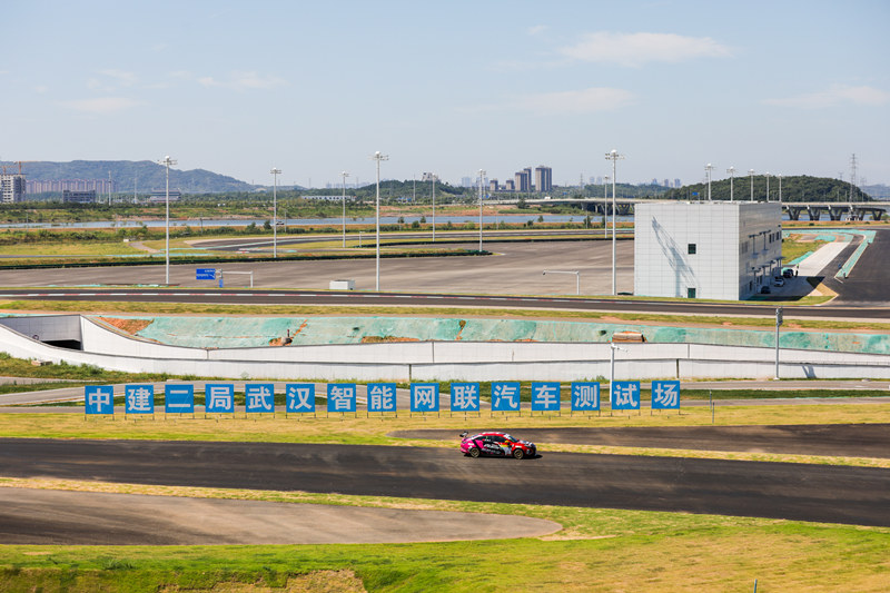 8月5日，武漢智能網(wǎng)聯(lián)汽車測試場項目竣工。