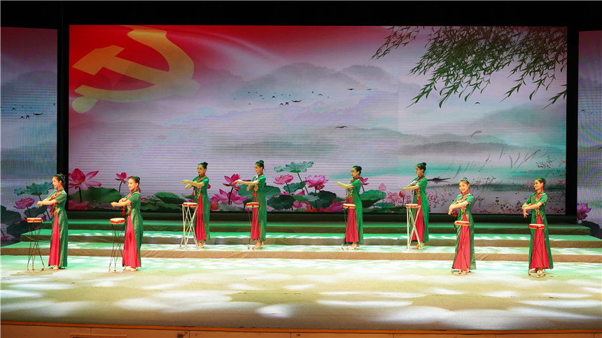 鼓書說(shuō)唱《心底無(wú)私天地寬》。