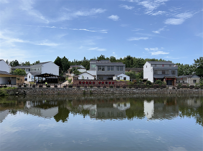 締造美好環(huán)境與幸福生活 打造鄉(xiāng)村振興“示范片”。