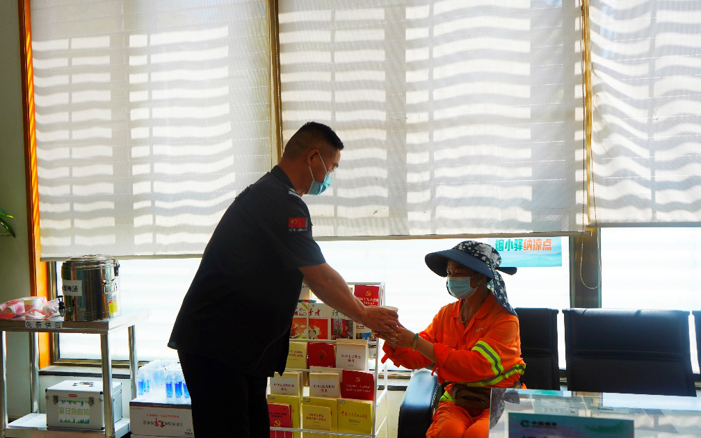 工作人員為潘師傅（右）倒水。