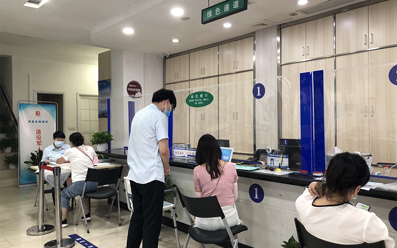 糧道街道指南引導(dǎo)+專人幫辦為居民提供辦證服務(wù)。