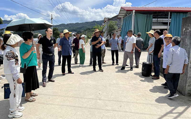 人大代表與農(nóng)戶“手拉手” 扮靚鄉(xiāng)村。