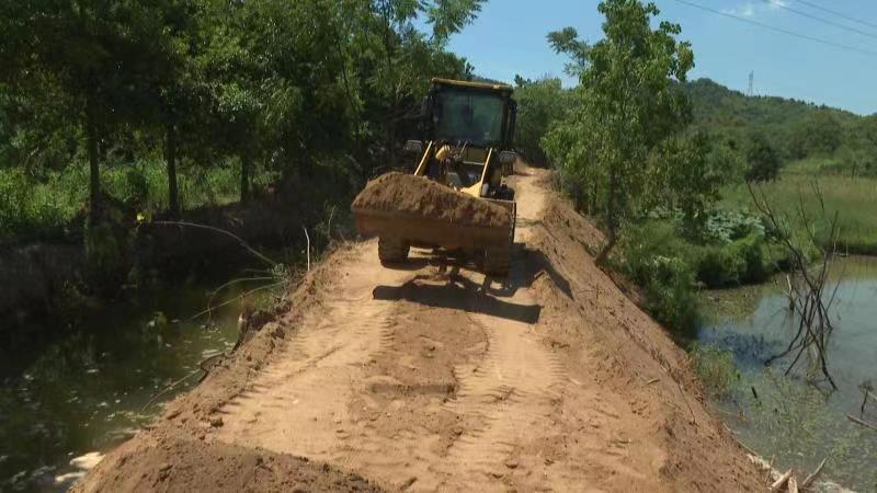對塘堰進(jìn)行清淤加固。