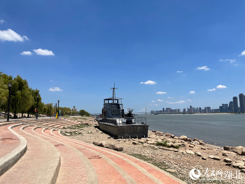 長江武漢段水位持續(xù)走低? 水面明顯變窄