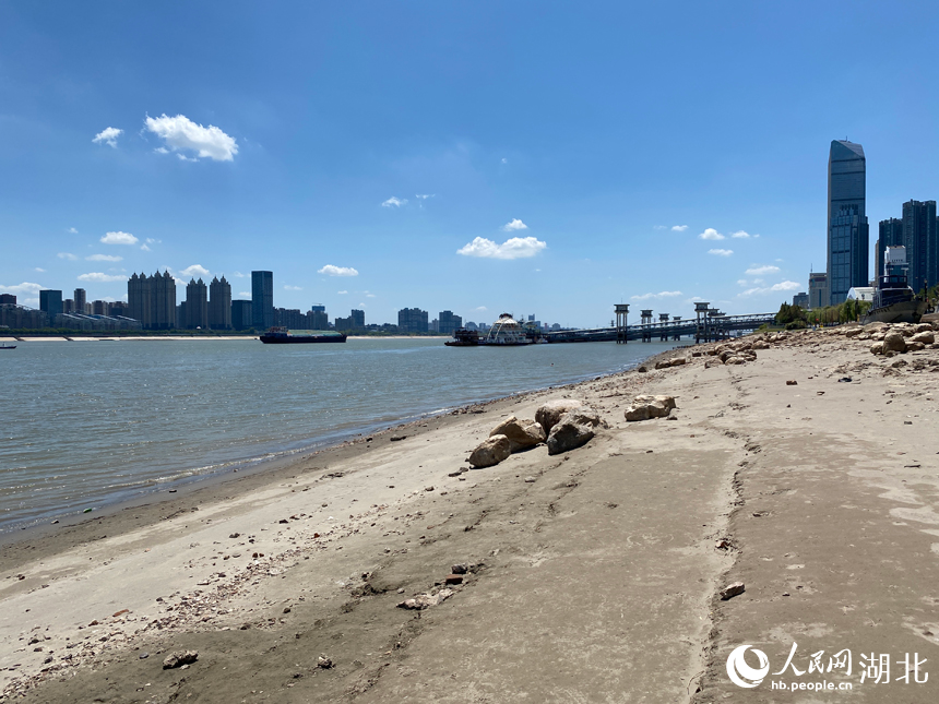 長(zhǎng)江武漢段水位持續(xù)走低? 水面明顯變窄