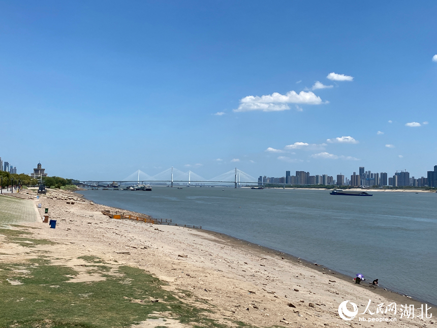 長江武漢段水位持續(xù)走低? 水面明顯變窄