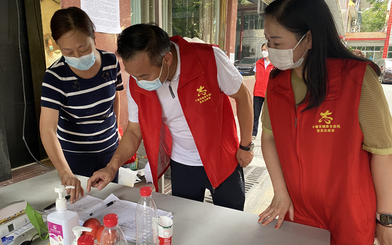 單位主要負(fù)責(zé)人督導(dǎo)社區(qū)疫情防控工作。建圓圓攝