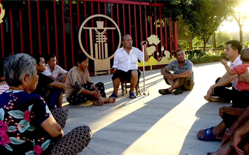 花橋鎮(zhèn)蘭杰村群眾圍坐在陽光議事廣場(chǎng)