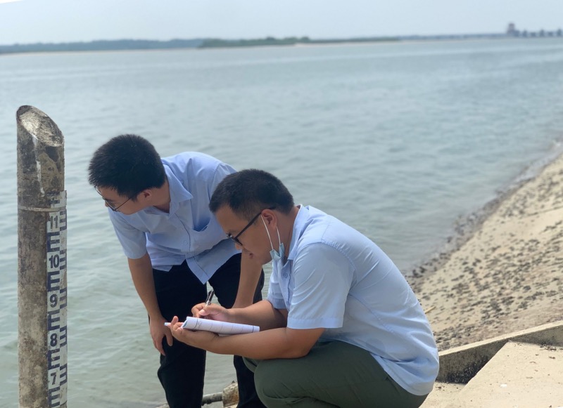 水尺與自動(dòng)水文測(cè)站數(shù)據(jù)比對(duì)。江盛威攝