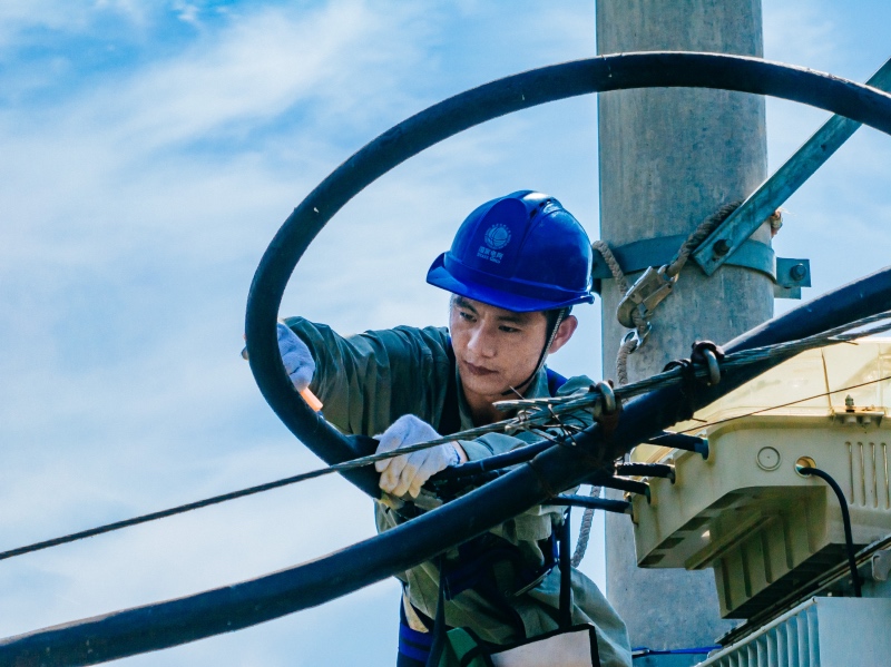 工作人員對(duì)電纜接頭進(jìn)行絕緣處理。毛強(qiáng)攝