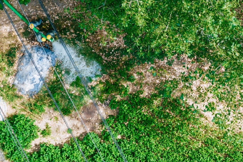 為東荊街南村村民肖俊檢查用電安全后，投運(yùn)小水泵灌溉40畝黃豆農(nóng)田。毛強(qiáng)攝