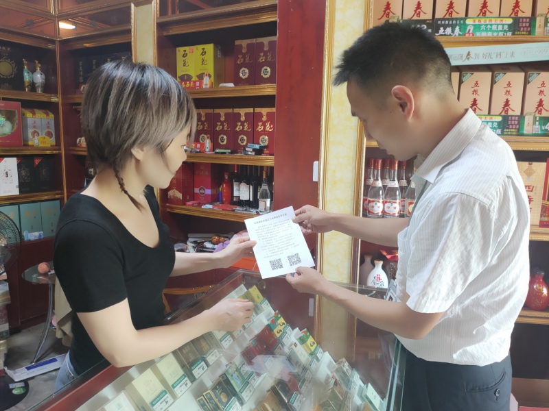 黨員干部上門指導(dǎo)客戶掃碼對作風(fēng)情況進行監(jiān)督。