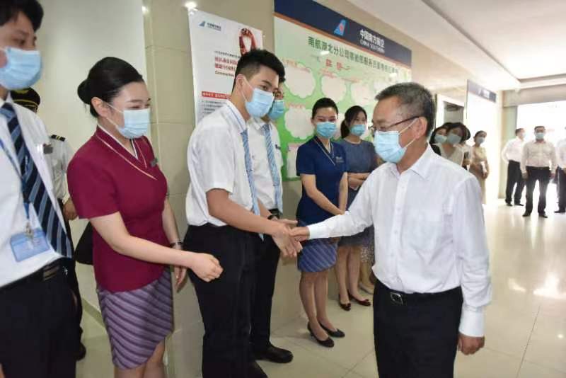 南航集團(tuán)董事長(zhǎng)馬須倫慰問(wèn)湖北分公司員工。