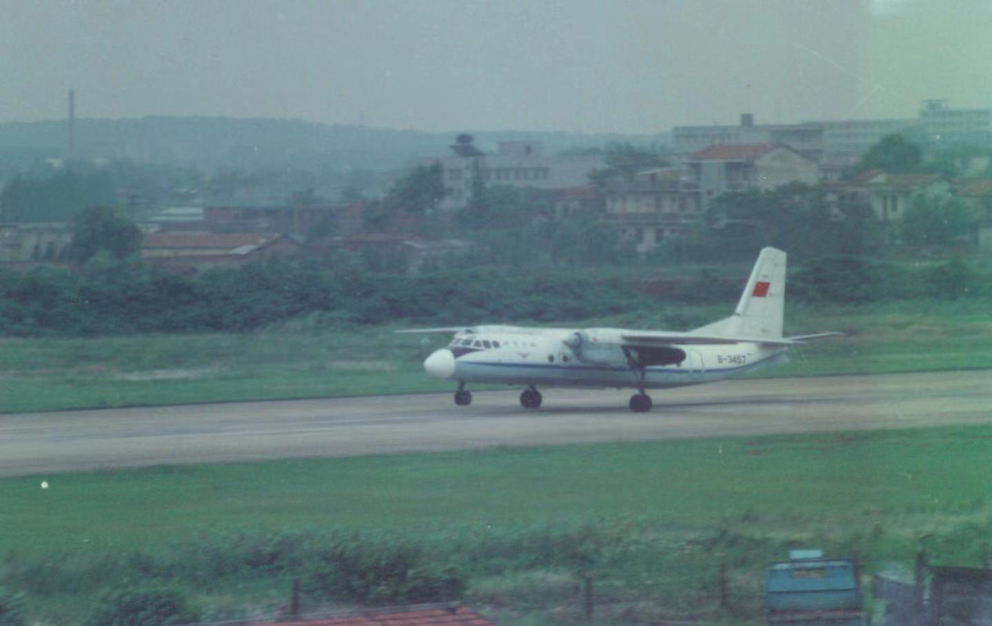 運(yùn)7飛機(jī)正在滑跑。