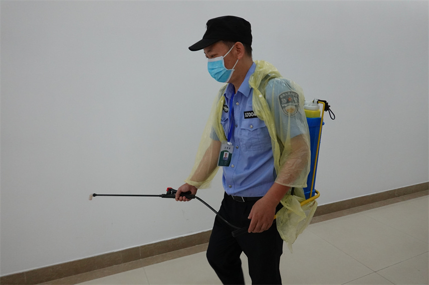 組織專班對辦公區(qū)域進行環(huán)境消殺。