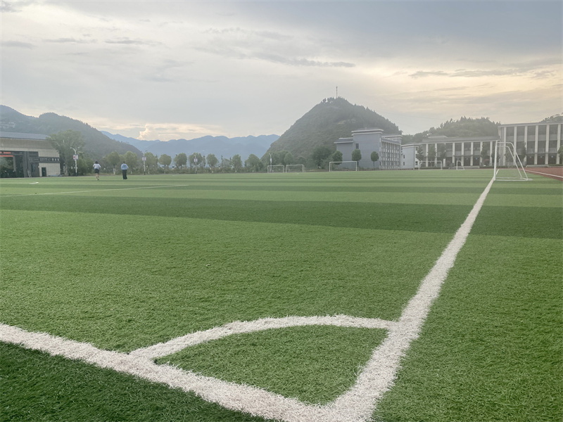 巴東縣神農(nóng)中小學(xué)神農(nóng)中小學(xué)操場。