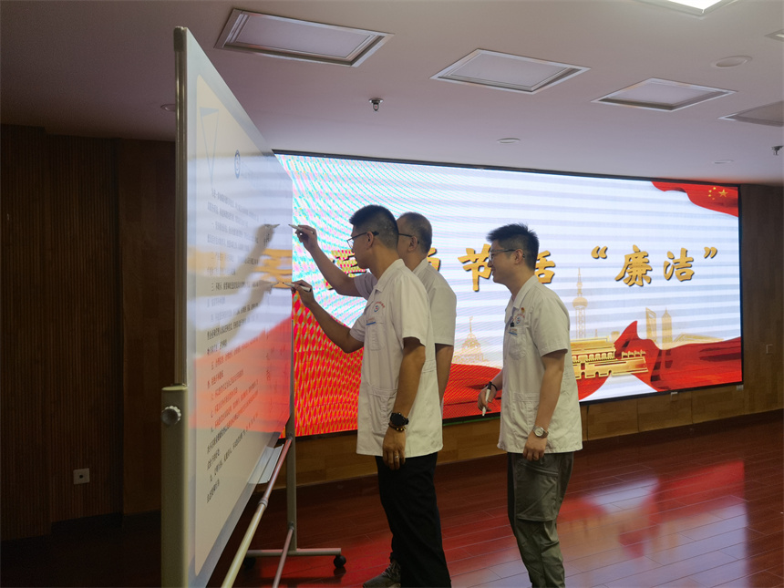 企業(yè)醫(yī)師和職防院醫(yī)師共同簽署醫(yī)師廉潔從業(yè)承諾。武漢市職業(yè)病防治院供圖
