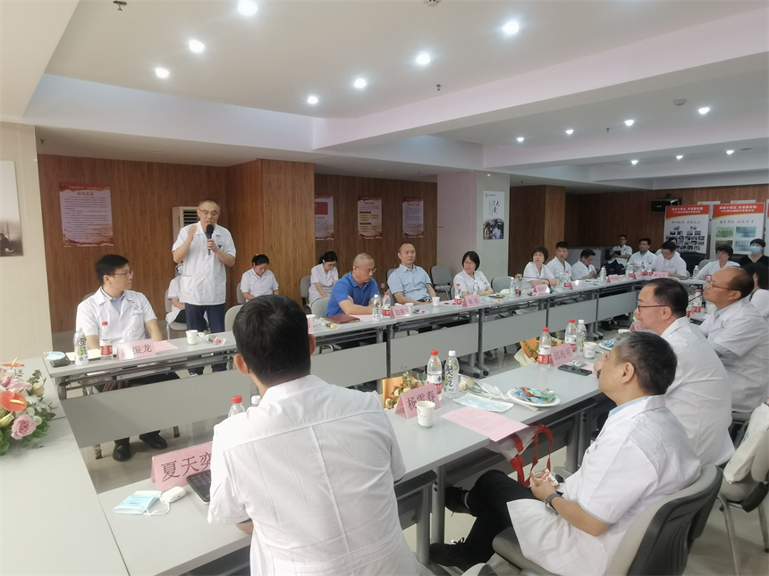 職防院醫(yī)師為企業(yè)醫(yī)師現(xiàn)場答疑解惑。武漢市職業(yè)病防治院供圖