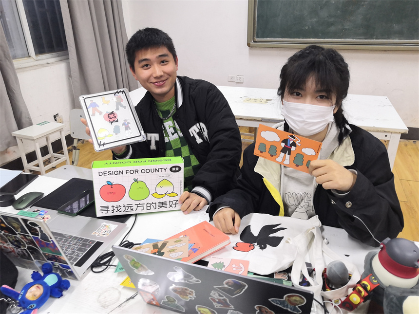 學生們曬自己設計的公益作品。