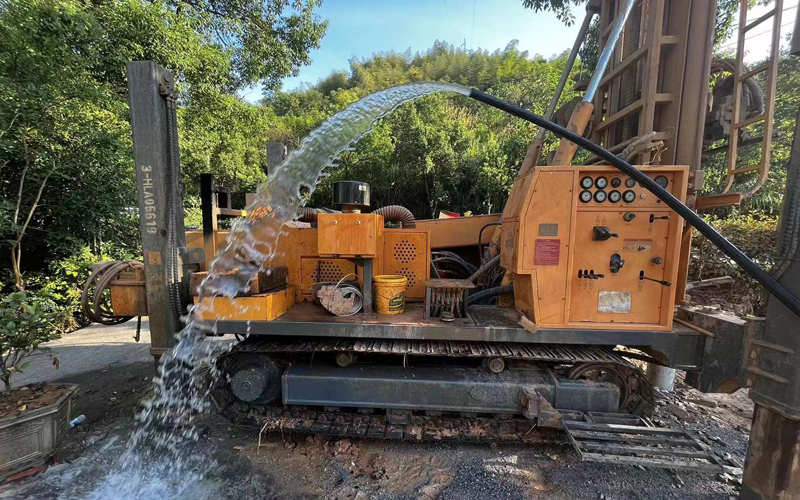 打井點冒出了地下水。