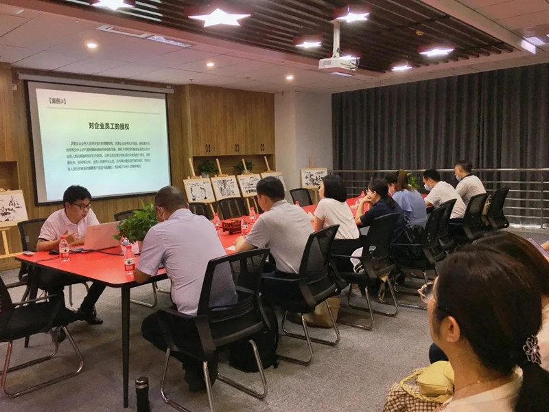 法律法規(guī)宣講活動走進(jìn)浙商大廈。