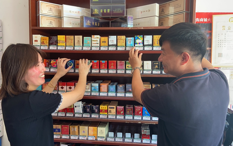 工作人員幫助工業(yè)園大街客戶進(jìn)行商品陳列。