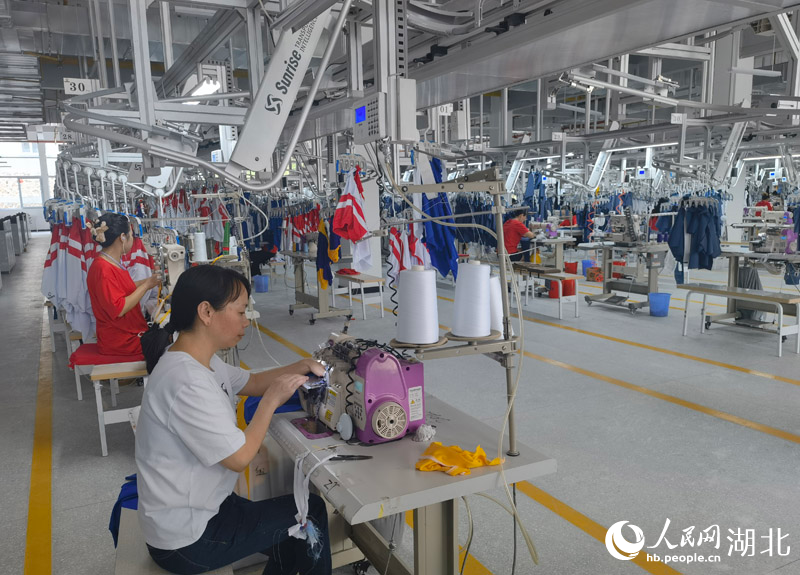 宣恩縣松坪安置點創(chuàng)業(yè)致富園讓搬遷居民在家門口就業(yè)。周雯攝