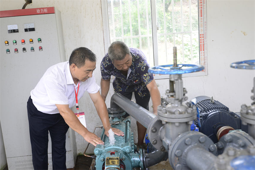 人大代表組織抗旱志原服務隊為村民干枯的茶葉抽水抗旱。