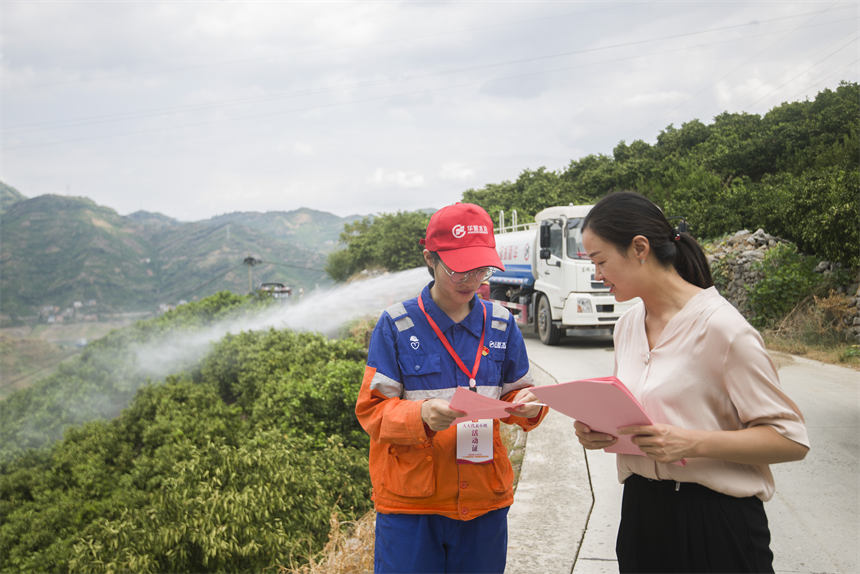 人大代表組織抗旱志原服務(wù)隊(duì)為村民干枯的茶葉抽水抗旱。