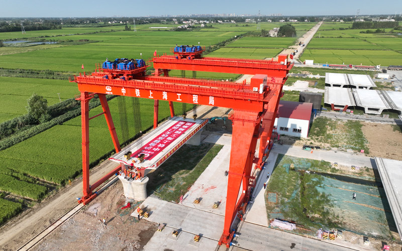 滬渝蓉高鐵天門段首榀箱梁成功架設(shè)。