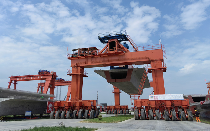 滬渝蓉高鐵天門段首榀箱梁成功架設(shè)。