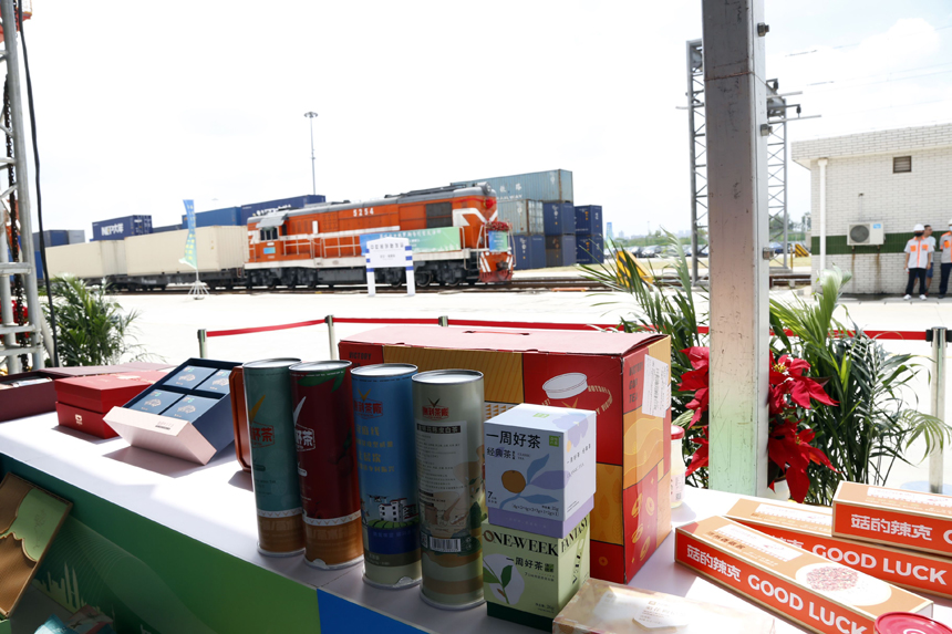 8月26日上午，湖北茶葉出口俄羅斯專列首發(fā)活動(dòng)在中鐵聯(lián)集武漢中心站（吳家山貨場(chǎng)）舉行?？讋z