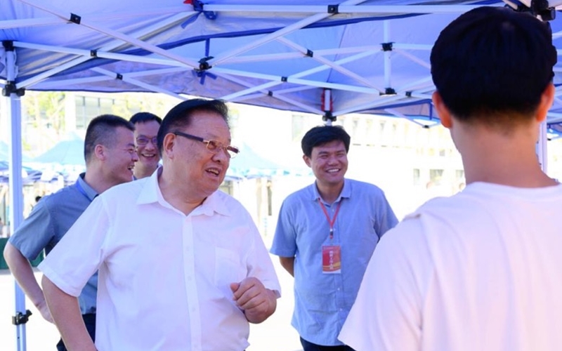 武漢東湖學院暖心舉措迎新生