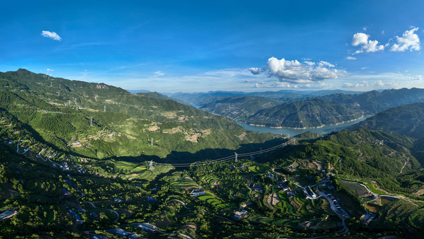 航拍白浙線湖北段秭歸境內(nèi)跨江施工現(xiàn)場。雷勇攝