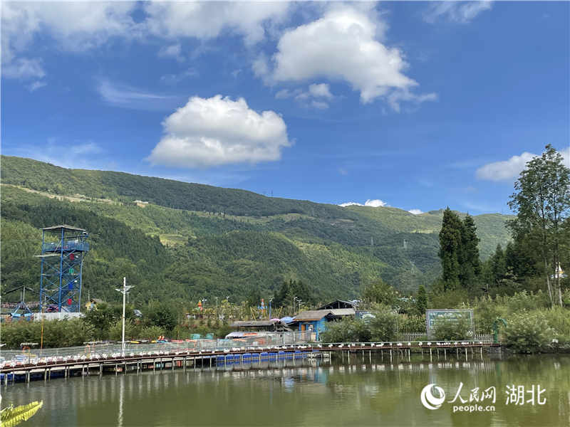 3.利川市汪營鎮(zhèn)齊躍橋村童話小鎮(zhèn)青山綠水，讓人記得住鄉(xiāng)愁。人民網(wǎng) 周恬攝