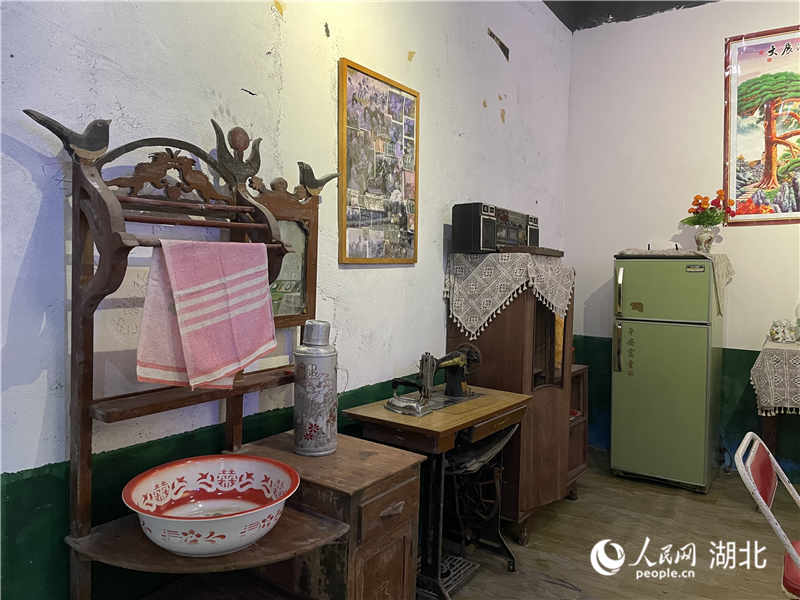 6.利川市汪營鎮(zhèn)齊躍橋村童話小鎮(zhèn)“1980街區(qū)”展示的老舊物件。人民網(wǎng) 周恬攝