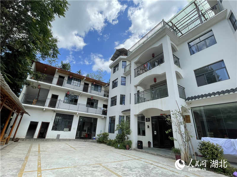 利川市柏楊壩鎮(zhèn)欄堰村的一家私人民宿，今年夏天住滿了避暑游客。人民網(wǎng) 周恬攝