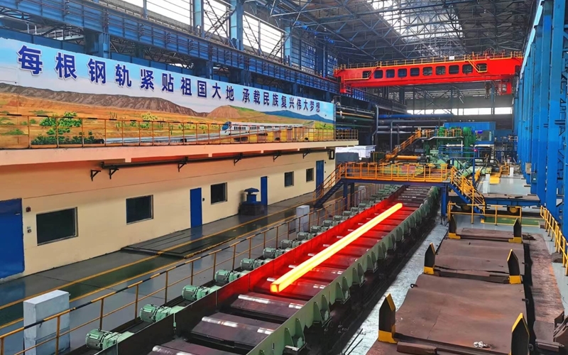 福廈高鐵廈門北站最后一組500米長鋼軌成功鋪設(shè)。程剛攝