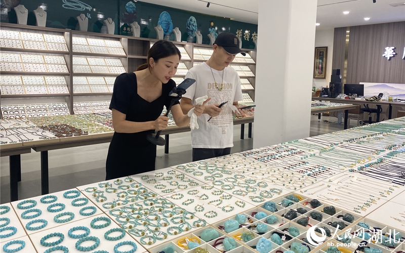 主播正在直播銷售綠松石飾品。人民網(wǎng) 張沛攝