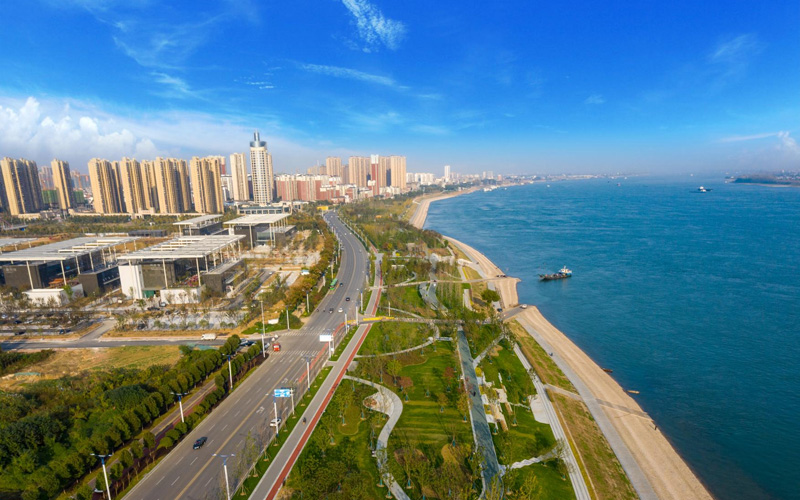 枝江市全力推進(jìn)長江岸線整治，關(guān)閉取締非法碼頭23個(gè)，規(guī)范提升碼頭16個(gè)，強(qiáng)制清除非法砂石堆場(chǎng)、碎石加工場(chǎng)35個(gè)，騰退岸線10000余米，岸坡復(fù)綠48萬平方米，6公里濱江生態(tài)廊道成為群眾休閑納涼好去處。安超攝