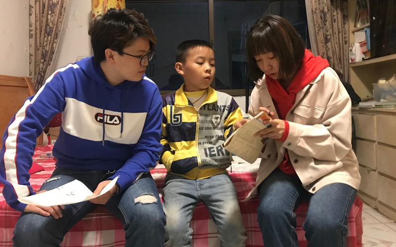 （2019年10月21日，廣水卷煙廠團(tuán)員青年為對口扶貧村貧困家庭小朋友輔導(dǎo)作業(yè)）