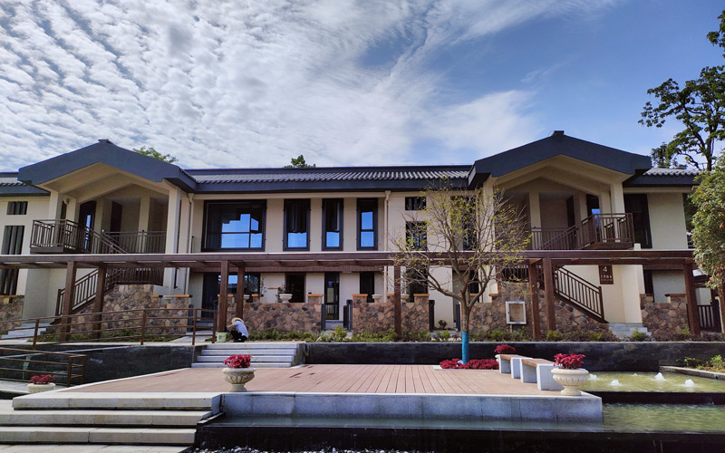 竹山縣九華山林場(chǎng)森林康養(yǎng)基地“九華林舍”一隅。