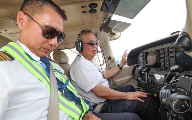 吳光輝（右一）進行轉(zhuǎn)場訓(xùn)練前準備。