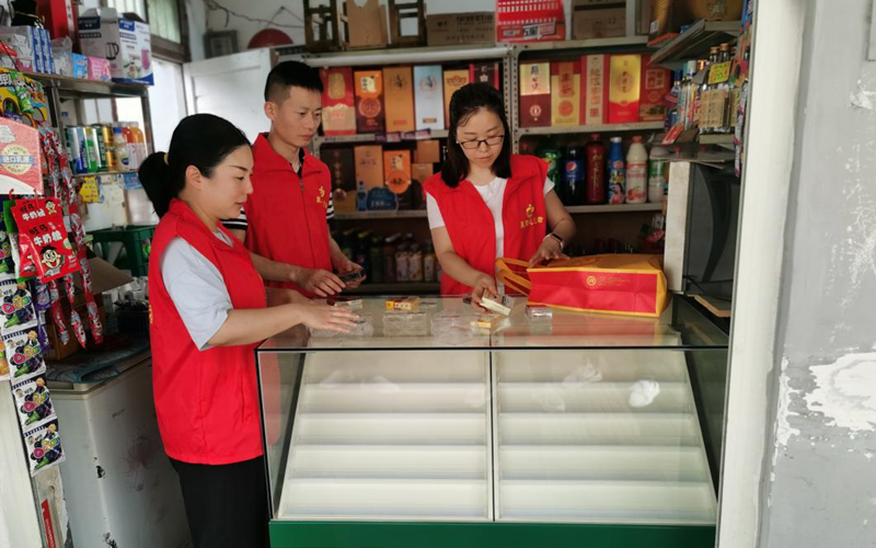 “紅色知音服務(wù)隊(duì)”為副食店安裝柜臺(tái)